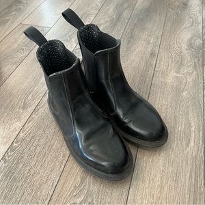 Dr. Martens Floras (size 5)